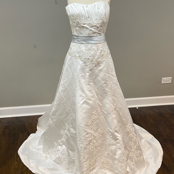 FREE Shipping! White and light grey Wedding Dress - Picture 1 of 7